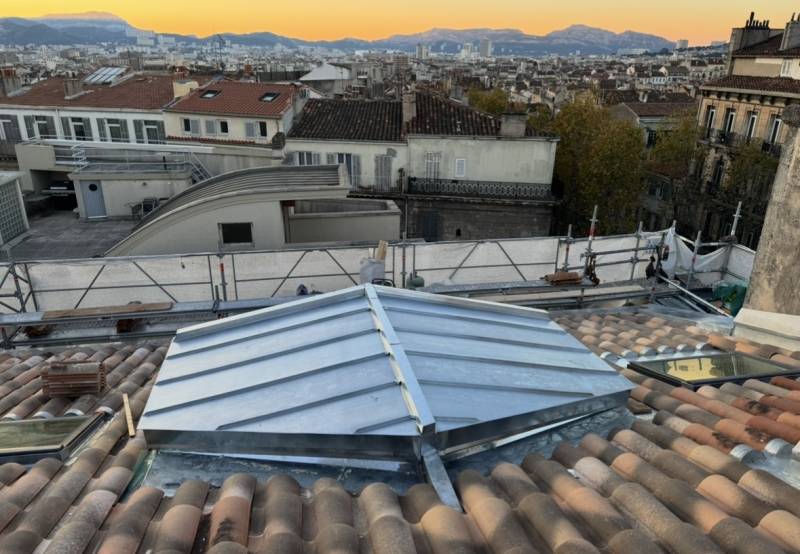 Réalisation d'une couverture en joint debout en zinc naturel