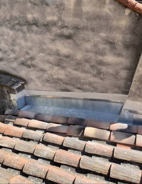 Réalisation d’un raccordement mitoyen en zinc naturel