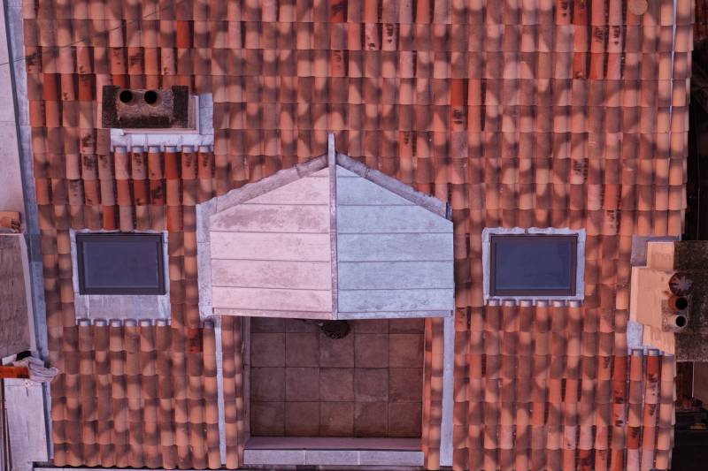 Réalisation d'une couverture en joint debout en zinc naturel